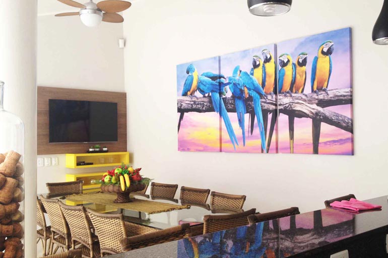 Tipos de quadro para decoração: diferença entre tela em canvas, quadro em vidro e quadro em acrílico